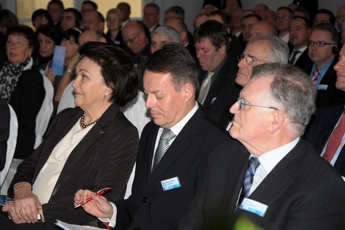 Freuen sich über das neue Karl Storz Besucherzentrum: Dr. Sybill Storz und...