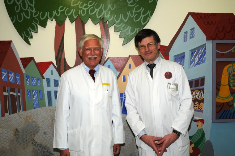 Prof. Christian Speer, Direktor der Universitäts-Kinderklinik (links) und...