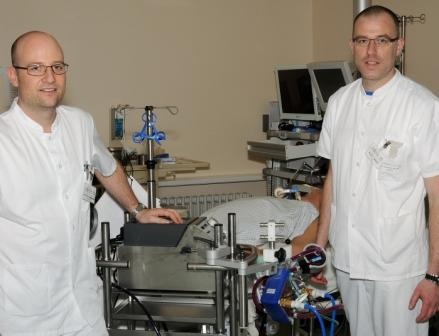 Dr. Ralf Michael Muellenbach (links) und Dr. Thomas Wurmb (rechts), die...