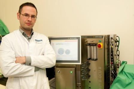 Herzchirurg Dr. Alexander Weymann neben dem Bioreaktor, mit dessen Hilfe der...