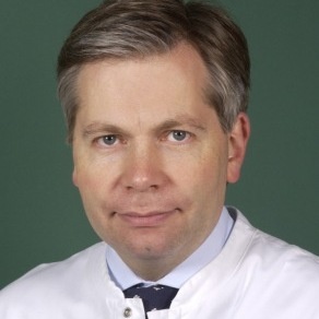 Der international anerkannte Krebsspezialist Prof. Dr. Dr. Jens Atzpodien nimmt...