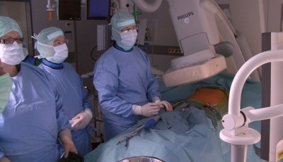 Im Hybrid-OP des Würzburger Universitätsklinikums arbeiten interdisziplinäre...