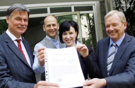 Geschäftsführer Helmut Schüttig, Rüdiger Gruetz, Leiter des Rechenzentrums,...