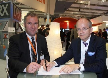 Markus Lusser (l.), Carestream Health und Prof. Thomas J. Vogl (r.), Leiter des...