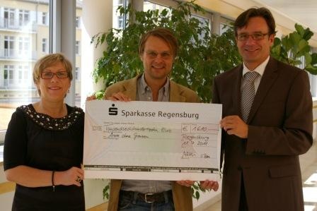 Dr. Andreas Lindner (m.) nimmt den Spendenscheck für die Hilfsorganisation...