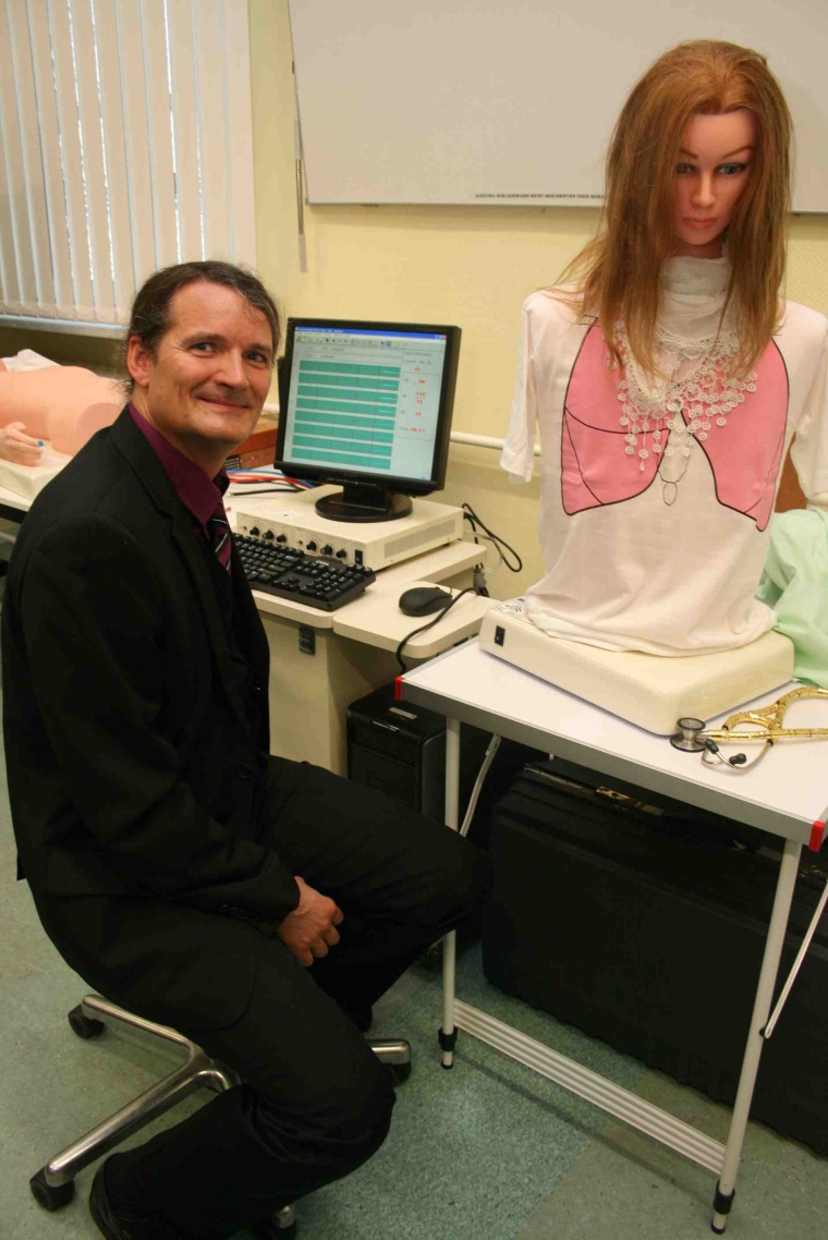 Dr. Gernot Rücker mit weiblichen Herz-Lungen-Simulator namens Lulu (Foto: UKR).