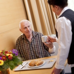 Patient und Servicemitarbeiterin im SRH Kurpfalzkrankenhaus Heidelberg (Foto:...