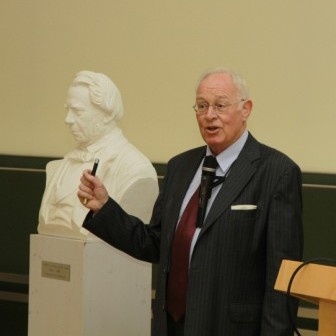 Prof. Dr. Karl Sperling bei seinem Vortrag über die Wirkung ionisierender...