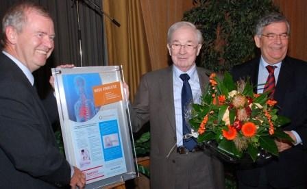 Joachim Finklenburg enthüllt gemeinsam mit Unternehmer Walter Sarstedt und...