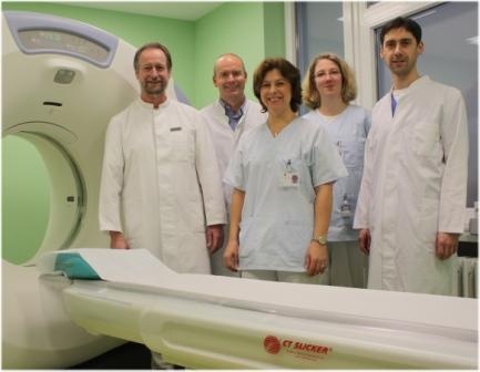 Team der Radiologie vor neuem Niedrigdosis CT (v.l.n.r.): Dr. Kretschmer, Dr....