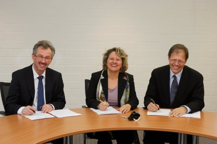 Prof. Holzgreve (r.) bei der Unterzeichnung der Ziel-und Leistungsvereinbarung...