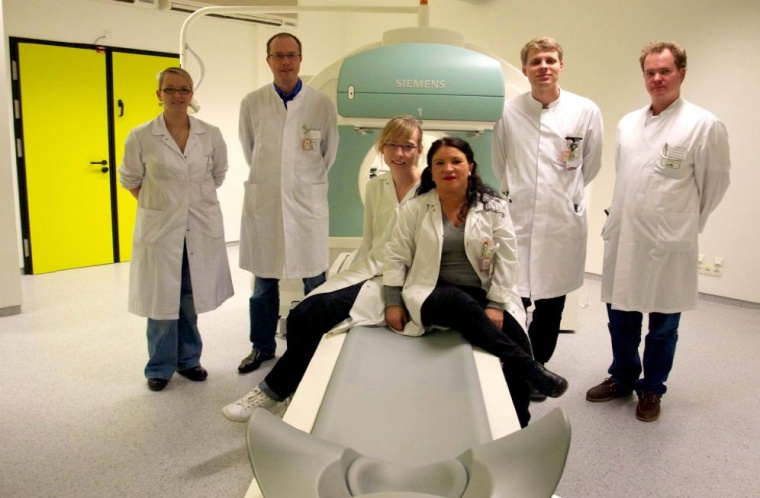 Das SPECT/CT-Gerät eröffnet der Klinik für Nuklearmedizin am UKA neue...