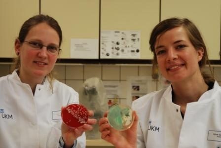 Annelene Kossow (l.) und Sylvia Schaber haben an der Hygiene-Akademie in...