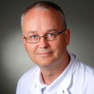 Dr. Dr. Volker Gaßling (44), Leitender Oberarzt der Klinik für Mund-, Kiefer-...