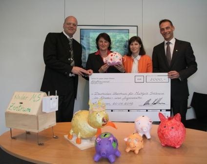 Scheckübergabe bei der Universität Göttingen: Prof. Dr. Wolfgang Brueck, Dr...