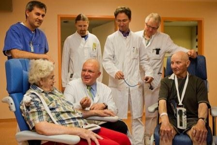 Im Vordergrund: Patientin Anneliese Korff (89), PD Dr. Wolfgang Harringer und...