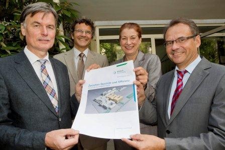 Geschäftsführer Helmut Schüttig, Ärztlicher Direktor Prof. Dr. Horst...