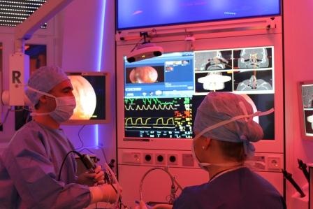 Modus Instrument Navigation. Der Blick des Operateurs richtet sich auf das...