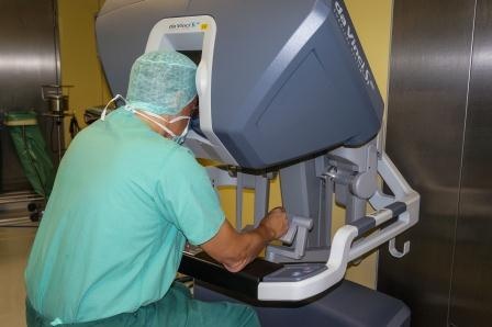 Prof. Dr. Jochen. Werner bedient den Operationsroboter über eine...