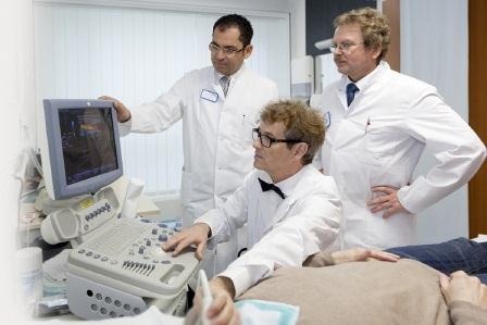 Die Direktoren des Gefäßzentrums bei der gemeinsamen Beurteilung eines...
