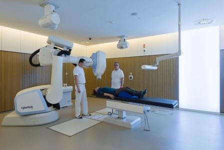 Das CyberKnife ermöglicht eine ambulante, schmerzfreie und nebenwirkungsarme...