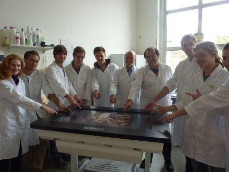 Prof. Dr. Ralf Kinscherf (6.v.l.) und Prof. Dr. Eberhard Weihe (7.v.l.) mit...