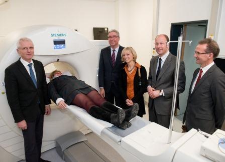 Prof. Dr. Joachim Sciuk, Chefarzt, Alexander Schmidtke, Vorstand, Kreisrätin...