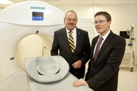 Dr. Andreas Tecklenburg (links) und Professor Dr. Frank Bengel vor dem neuen...