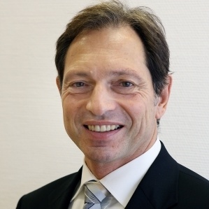 Prof. Dr. Cremer, Direktor der Klinik für Herz- und Gefäßchirurgie am...