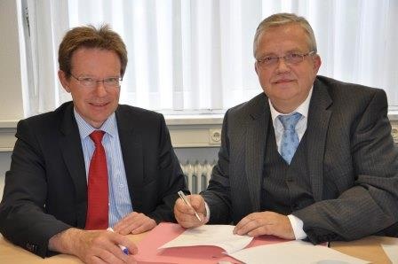 Unterzeichneten jetzt den Kooperationsvertrag: Prof. Dr. med. Norbert Roeder...