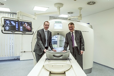 Prof. Dr. Stefan Schönberg (l.), Direktor des Instituts für Klinische...