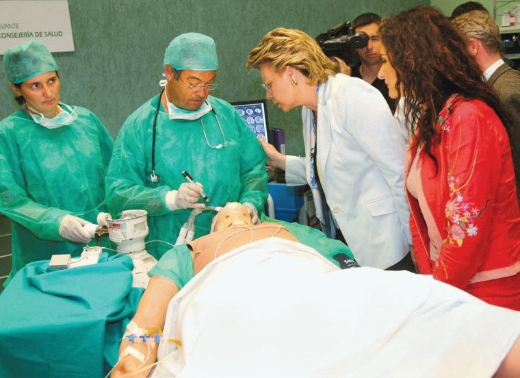 Viviane Reding, EU-Kommissarin für Informationsgesellschaft und Medien (Mitte)...