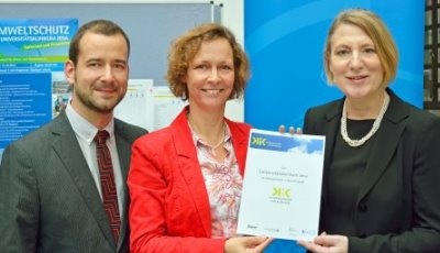 Projektleiterin Annegret Dickhoff vom BUND (mitte) übergab beim...