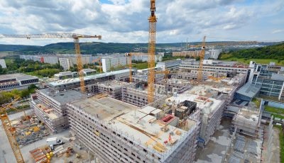 Blick auf die Baustelle am Universitätsklinikum Jena: Rund 13 Monate nach der...
