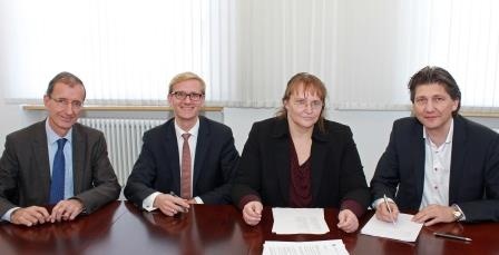 Dr. Joachim Schulz, Dr. Jens von Lackum, beide Aesculap AG, die Notarin Astrid...