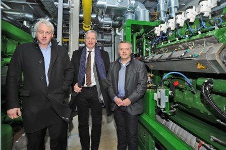 Dr. Christoph Hoppenheit (m.) mit Stephan Triphaus (l.) und Projektleiter...