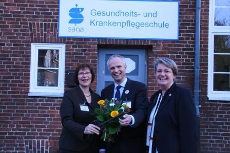 Sabine Rode, Schulleiterin, Klaus Abel, Geschäftsführer und Oberin Martina...