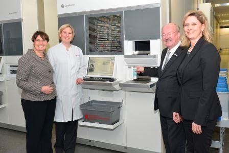 Die Direktorin der Apotheke Frau Prof. Dr. Irene Krämer und ihre Mitarbeiterin...