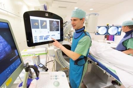 Assistenzarzt Frank Berger ( li.) und Dr. Tim Häfner bei einer Behandlung mit...