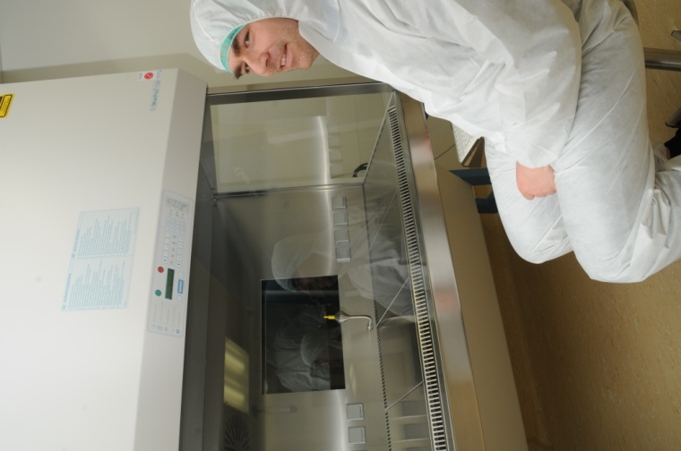 Dr. Björn Saager vor der Inbetriebnahme des Labors an einer der...