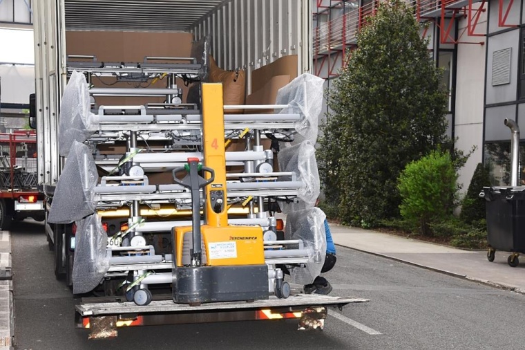 Etwa 30 moderne Betten passen in einen LKW mit zwei Hängern. Bis Ende November...