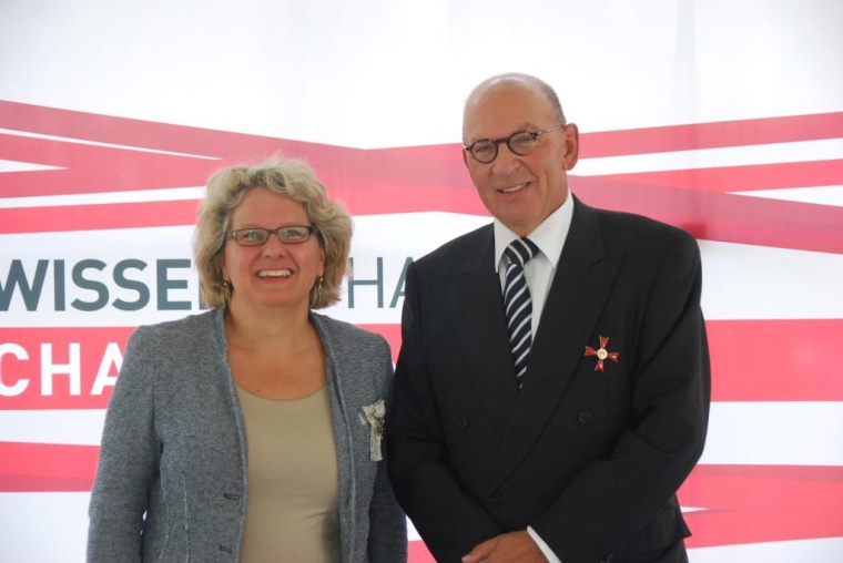 In einer Feierstunde in Düsseldorf überreichte Wissenschaftsministerin Svenja...