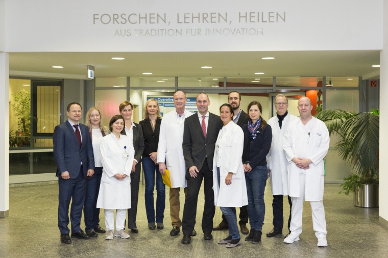 Das Zertifikat der DKG bescheinigt den Krebsmedizinern des UKL die Einhaltung...