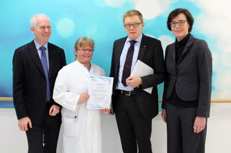 Prof.  Dr. Torsten Zuberbier, Vorstand DGAKI, Prof. Dr. Bettina Wedi,...