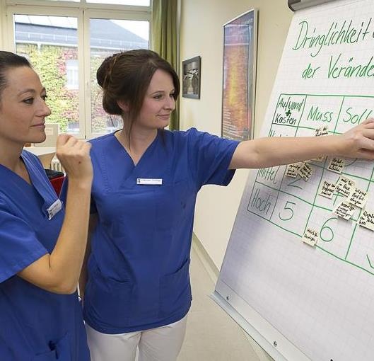 Stationsleiterin und Krankenschwester optimieren die Stationsorganisation am...
