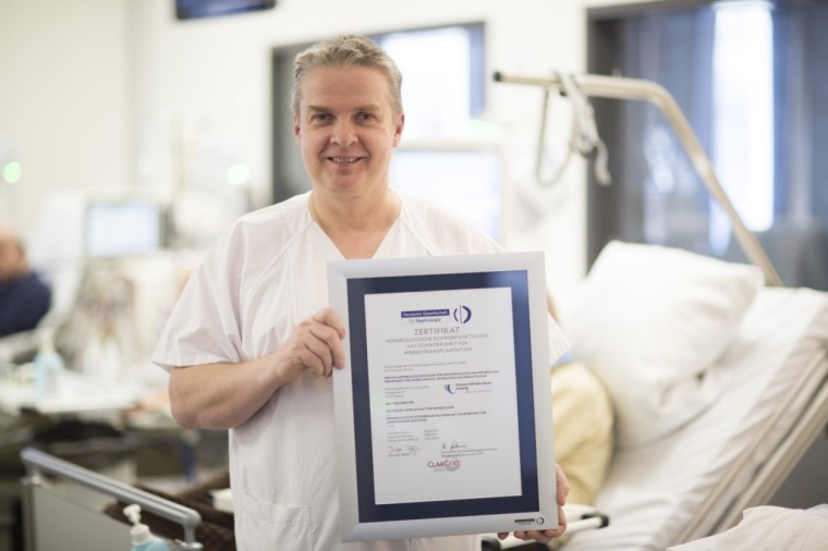 Prof. Tom Lindner, Leiter der Nephrologie am UKL, zeigt das Zertifikat, mit dem...