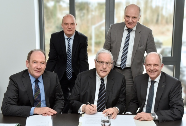 Vertragsunterzeichnung in Hagen. (v. l. n. r.): Dr. Hans-Toni Junius, Jörg...