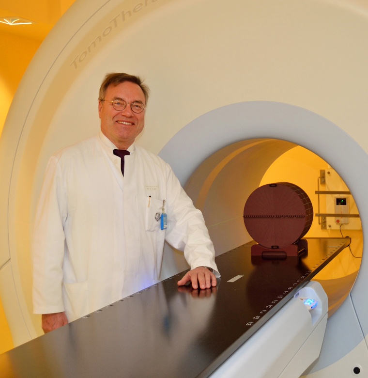 Prof. Thomas Wendt am einzigen Tomotherapiegerät in Thüringen, das die...