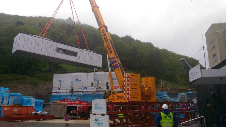 Modul für den Neubau des Bettentrakts fliegt ein.