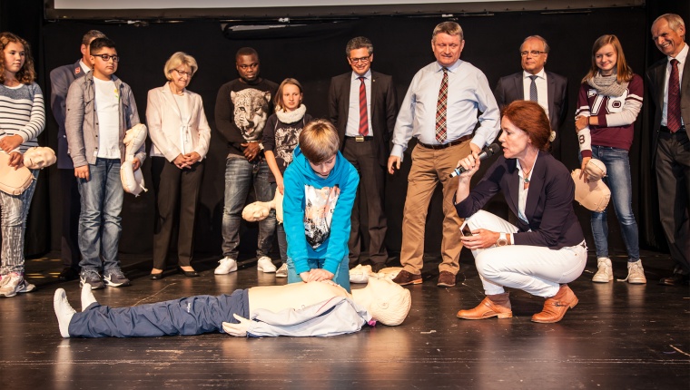 Bundesminister Hermann Gröhe beim Besuch eines Schulprojektes zu...